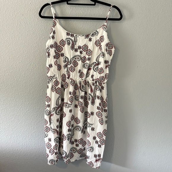 Old Navy Dresses & Skirts - OLD Navy NWOT Size L. White sundress with red and black paisley design.